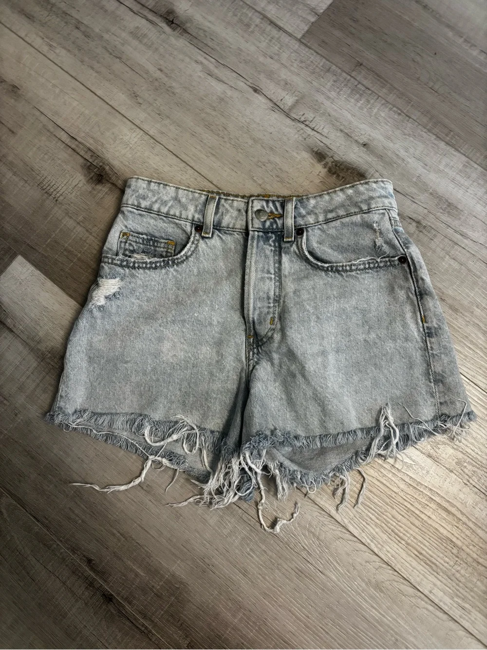 H&M High Rise Distressed Denim Shorts Light Wash Frayed Hem Size 4